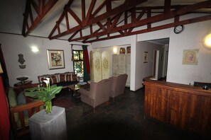 Quầy tiếp tân