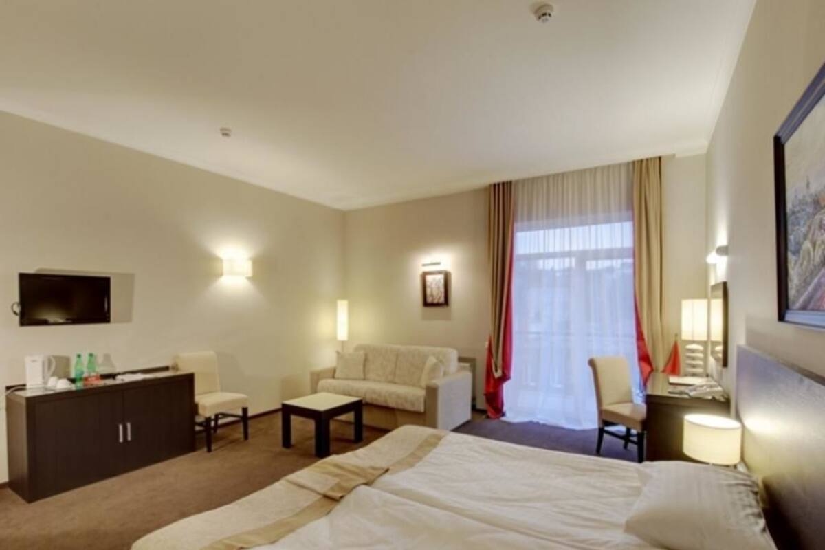 ميني بار وخزنة داخل الغرفة ومكتب ومكواة/لوح كي