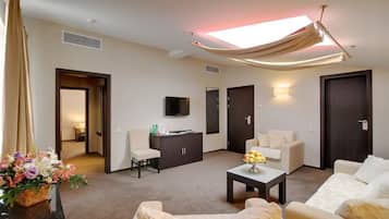 Suite junior | Sala de estar | Una televisión