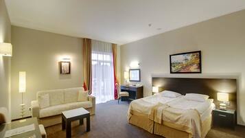 Superior kamer, 1 twee- of 2 eenpersoonsbedden | Een minibar, een kluis op de kamer, een bureau