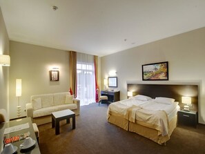 ميني بار وخزنة داخل الغرفة ومكتب ومكواة/لوح كي