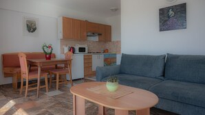 A compact living space with a dining area, kitchenette, and a sofa. - Perfect apartment for 3 with terrace/wifi/pet-friendly (Fazana)