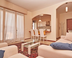 Apartment, 2 Schlafzimmer | Wohnbereich | Flachbildfernseher