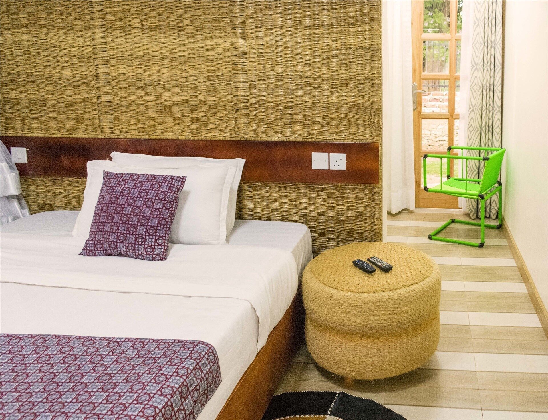 Desk, soundproofing, free WiFi, bed sheets