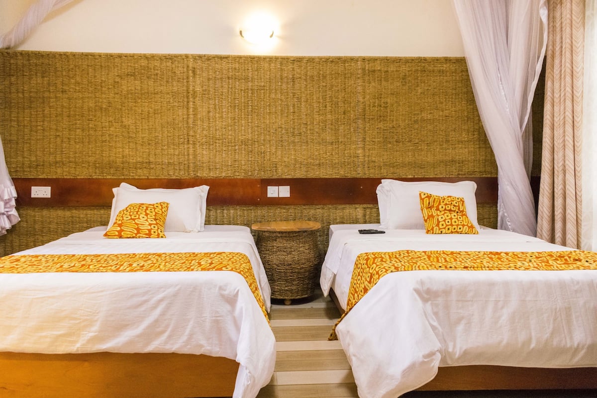 Escritorio, sistema de insonorización, wifi gratis y ropa de cama