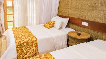 Habitación con 2 camas individuales | Escritorio, sistema de insonorización, wifi gratis y ropa de cama