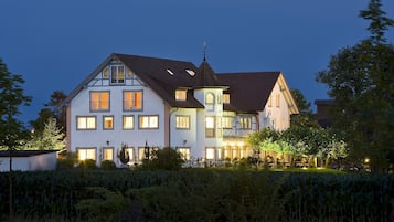 Fassade der Unterkunft – Abend/Nacht
