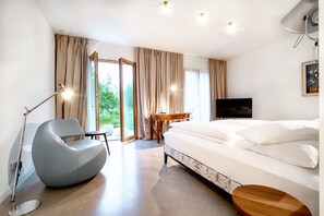 Deluxe tweepersoonskamer | Een bureau, verduisterende gordijnen, gratis wifi, beddengoed