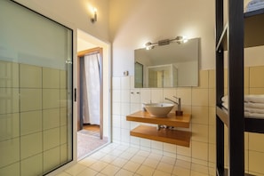 Bathtub, towels - Holiday house Istria Moderna * 3000 m2 garden, private pool, BBQ, WiFi (Muntic)