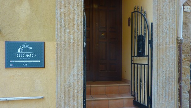 A building entrance with a sign for 'Duomo Rent Room & Flat'. - Duomo Rent Room & Flat (Agrigento)