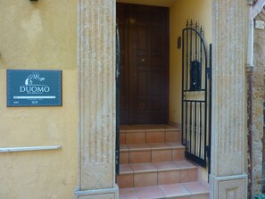 A building entrance with a sign for 'Duomo Rent Room & Flat'. - Duomo Rent Room & Flat (Agrigento)