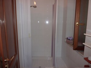 Standard-Doppelzimmer | Badezimmer | Dusche, Regendusche, kostenlose Toilettenartikel, Bidet