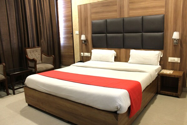 In-room safe, individually furnished, desk, free WiFi