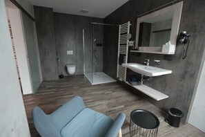 Habitación Confort doble | Baño | Ducha, secador de pelo, toallas y jabón