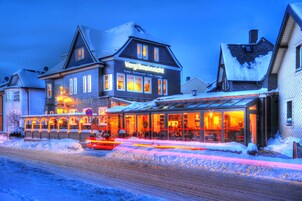 住宿正面 (夜晚)