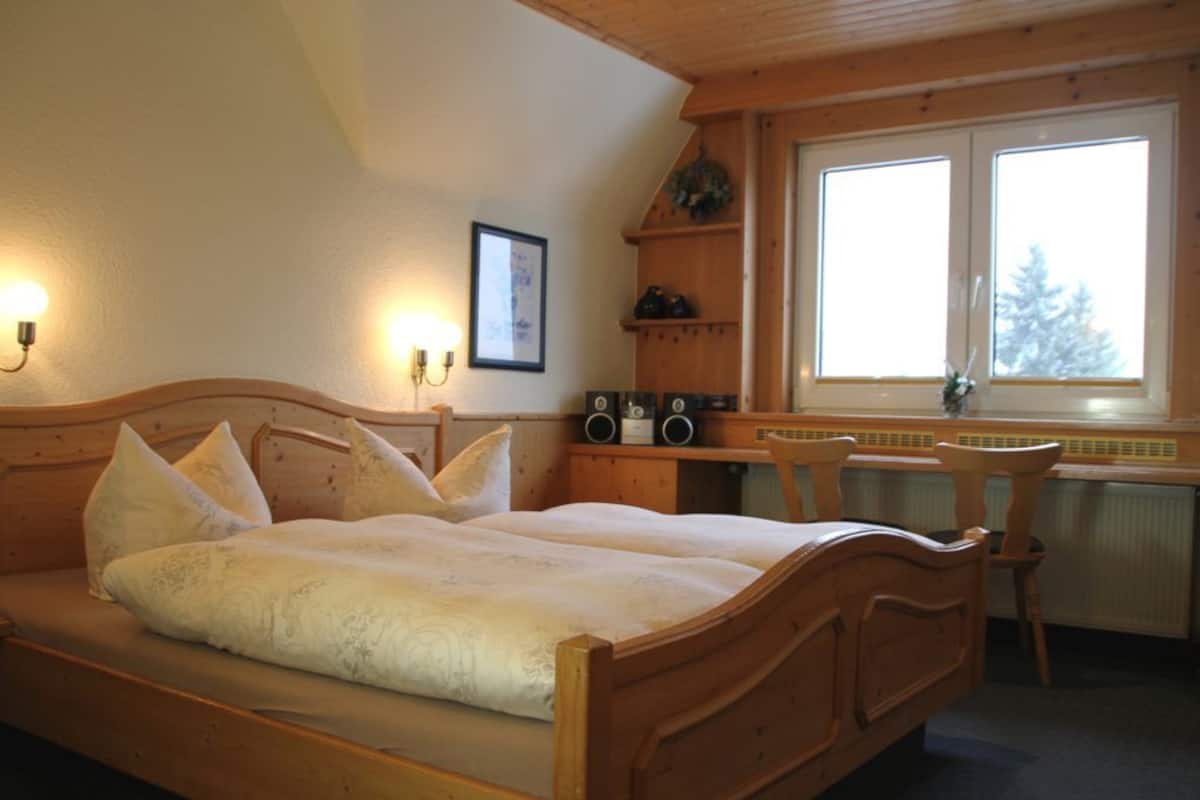 Een kluis op de kamer, een bureau, verduisterende gordijnen