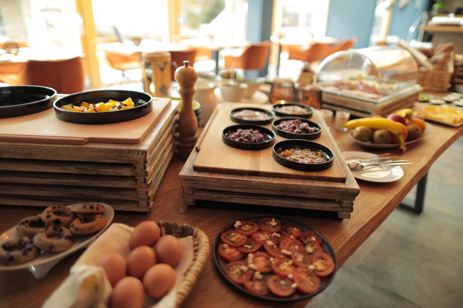 Un buffet proposant une variété de plats et d'ustensiles.