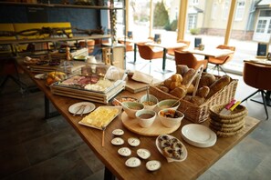 A buffet table with various food items and a wicker basket. - Haus Vergißmeinnicht (Oberhof)