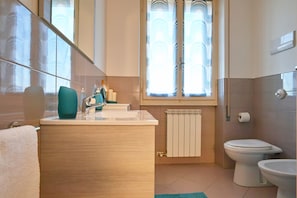 Basic-Apartment, 2 Schlafzimmer | Badezimmer | Dusche, Regendusche, kostenlose Toilettenartikel, Bidet