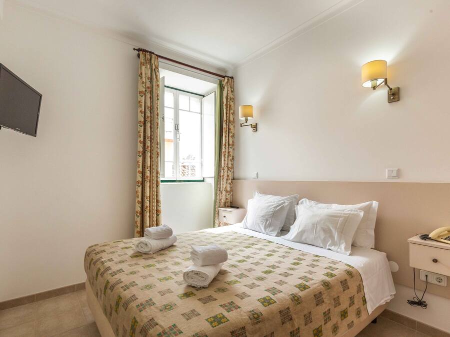 Kahden hengen huone (yksi tai kaksi sänkyä) | Silitysrauta/-lauta, ilmainen Wi-Fi, vuodevaatteet