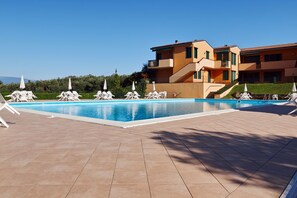 Outdoor pool - Appartamento Lavinia (Polpenazze del Garda)