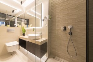 Kamar Double Superior, pemandangan laut | Kamar mandi | Shower, perlengkapan mandi gratis, pengering rambut, dan jubah mandi