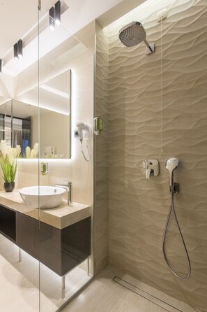 Quarto casal superior, vista para o mar | Banheiro | Chuveiro, produtos de toalete grátis, secador de cabelo 
