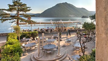 Aperto a colazione, cucina mediterranea, con vista sulla spiaggia 