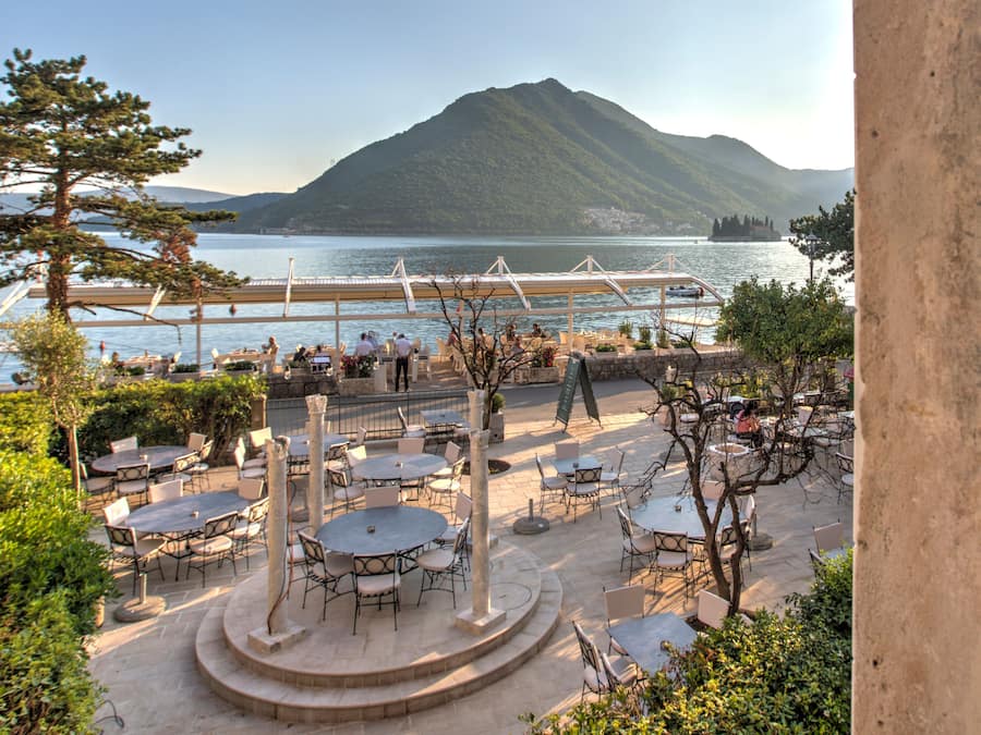 Frukost och lunch serveras, med utsikt mot stranden