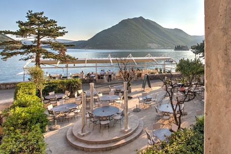 Breakfast, lunch, dinner served; Mediterranean cuisine, beach views . Heritage Hotel Leon Coronato