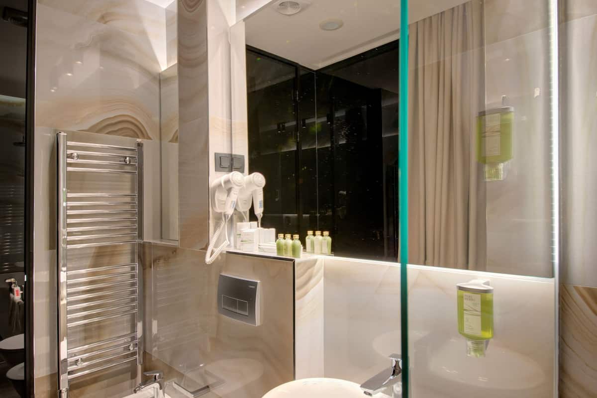 deluxe apartment | bathroom | shower, free toiletries, hair dryer, bathrobes