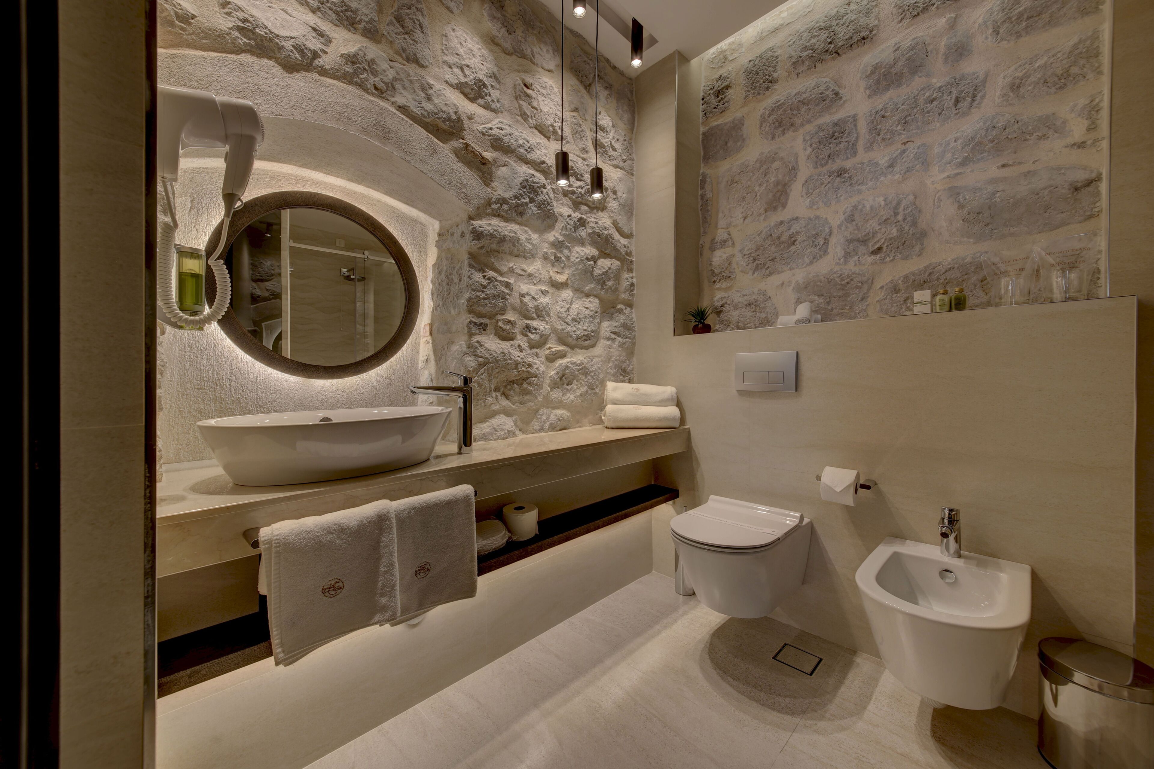 standard double room | bathroom | shower, free toiletries, hair dryer, bathrobes