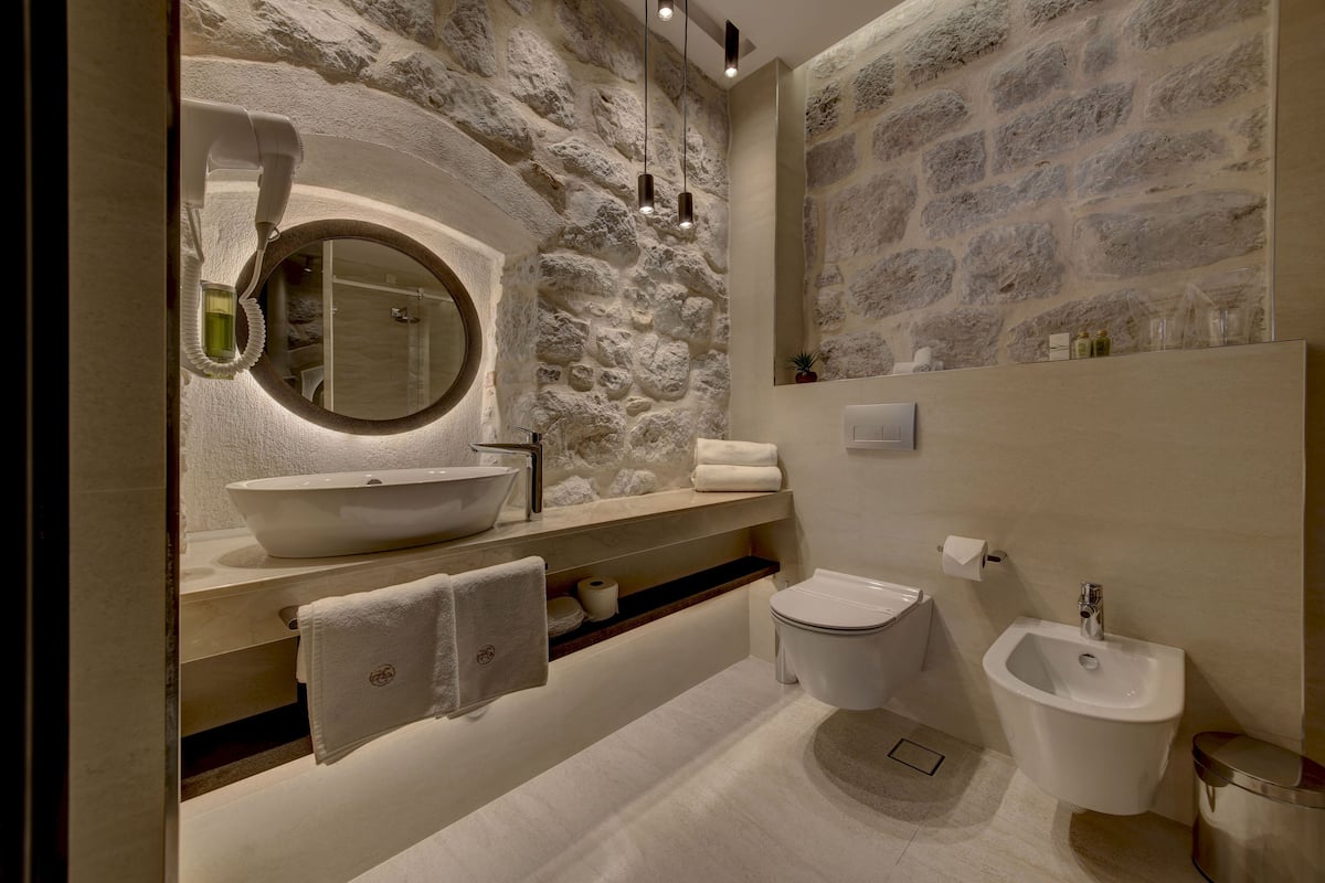 standard double room | bathroom | shower, free toiletries, hair dryer, bathrobes