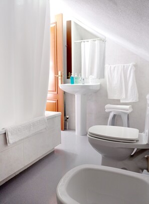 Double Room, 1 Queen Bed (Abuhardillada) | Bathroom | Bathtub, deep soaking tub, free toiletries, bidet - Hostal Lady Ana Maria (Collado Villalba)