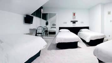 Habitación cuádruple (Interior) | Wifi gratis y ropa de cama