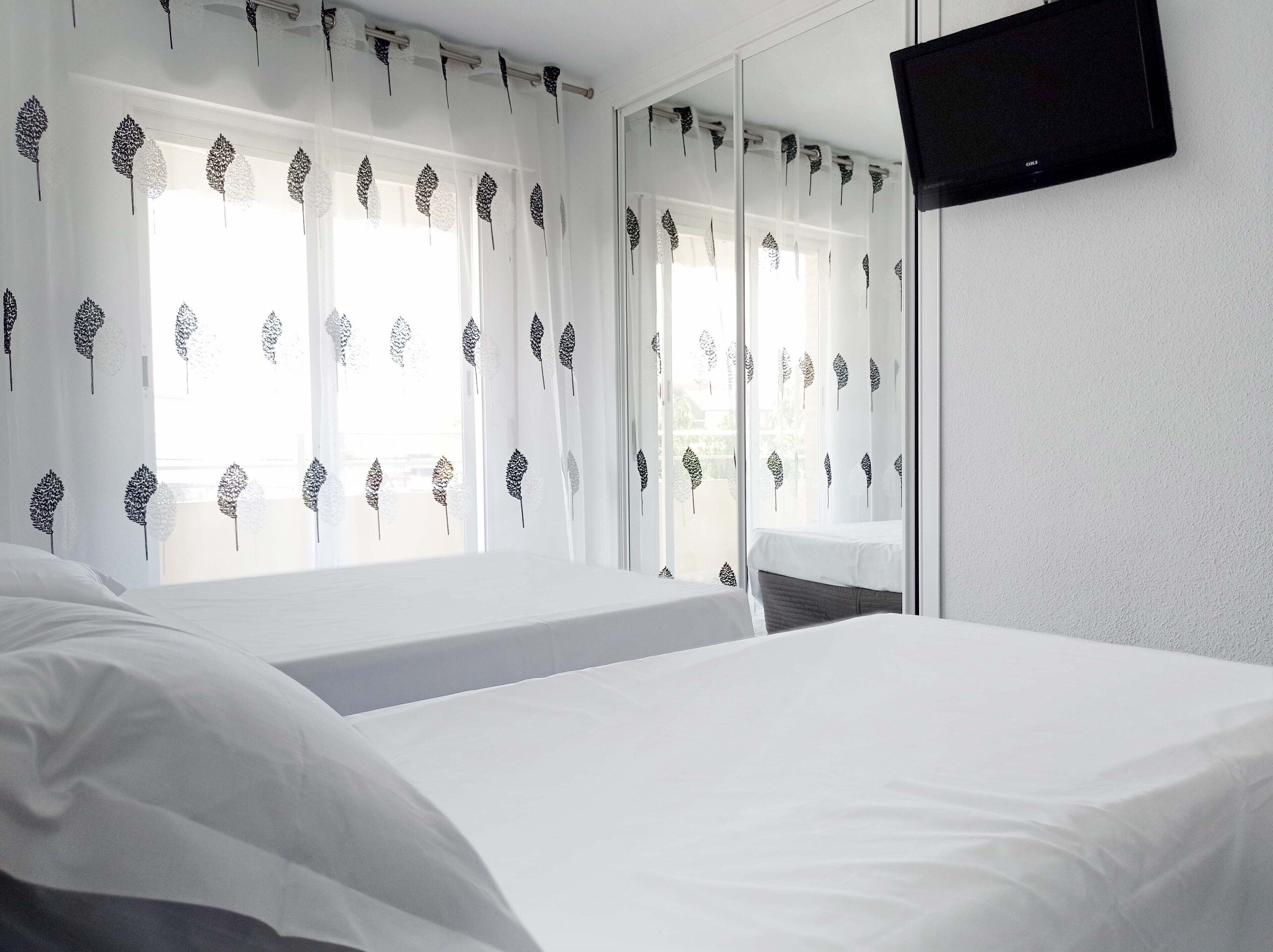 雙人房, 2 張單人床, 陽台 | 免費無線上網、床單