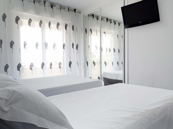 Kahden hengen huone, 2 yhden hengen sänkyä, parveke | Ilmainen Wi-Fi, vuodevaatteet