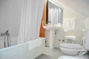 Badekar, dybe badekar, gratis toiletartikler, bidet