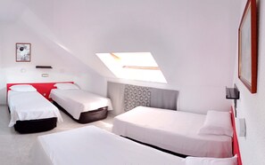 Quadruple Room (Abuhardillada) | Free WiFi, bed sheets - Hostal Lady Ana Maria (Collado Villalba)