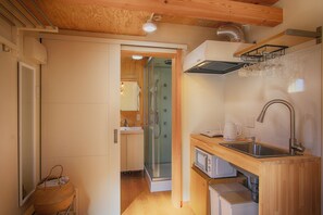 Romantisch huisje, meerdere bedden, niet-roken | Privékitchenette | Een koelkast, een magnetron, een kookplaat, een waterkoker