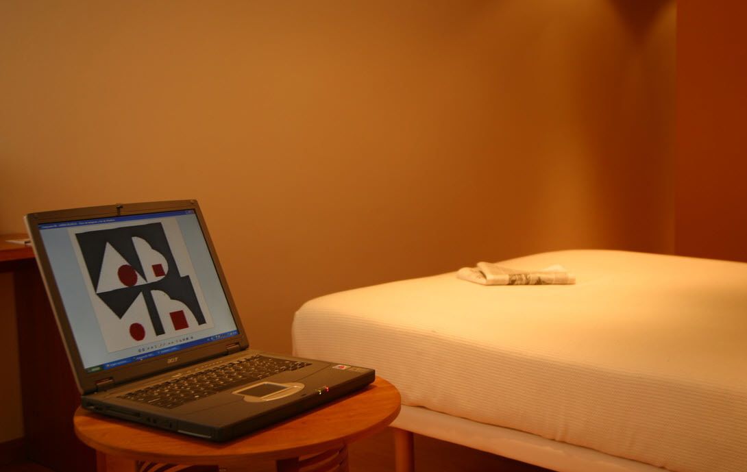 single room | minibar, in-room safe, desk, cots/infant beds