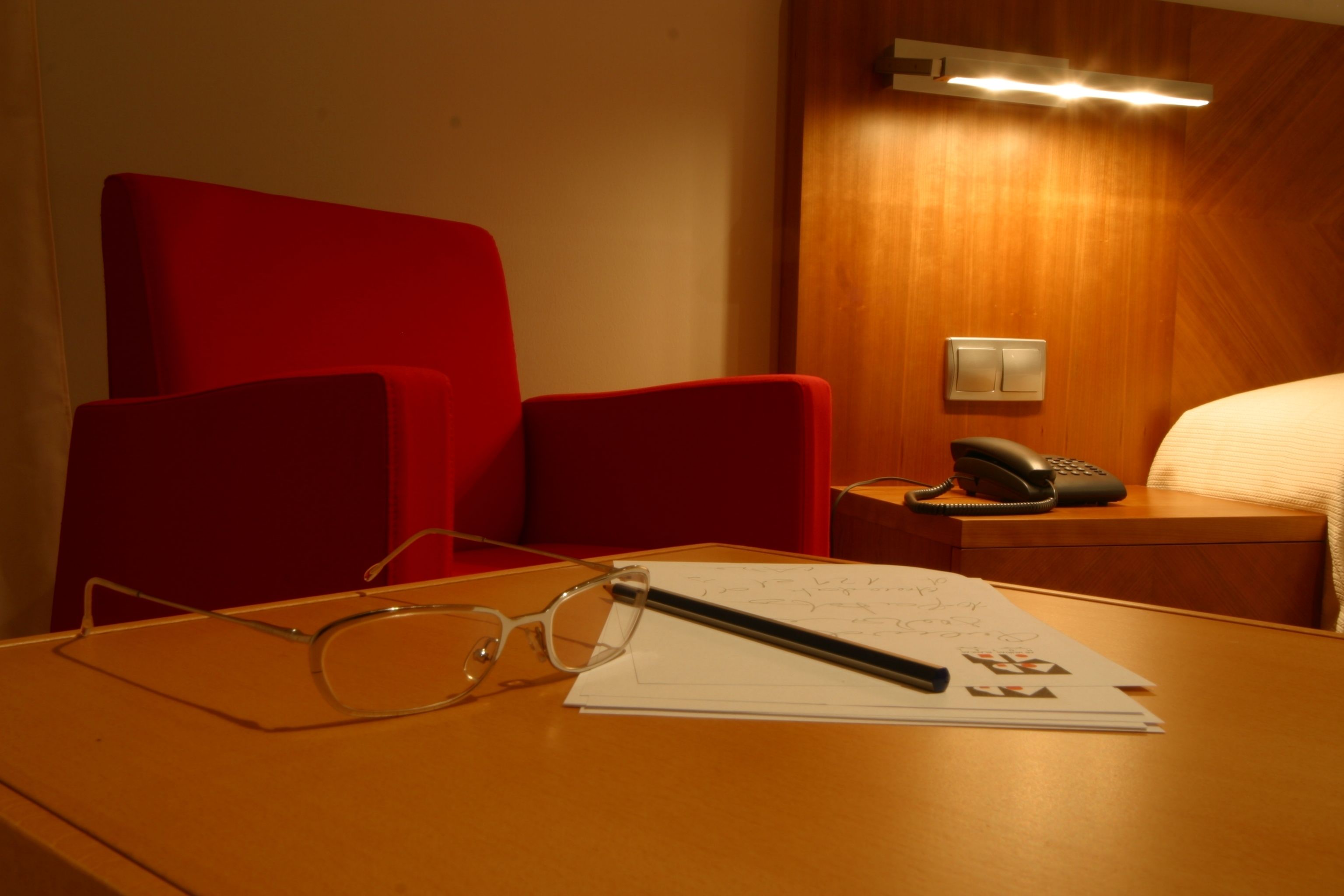 single room | minibar, in-room safe, desk, cots/infant beds