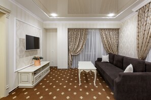 패밀리 아파트, 발코니, 산 전망 | 미니바, 객실 내 금고, 책상, 방음 설비