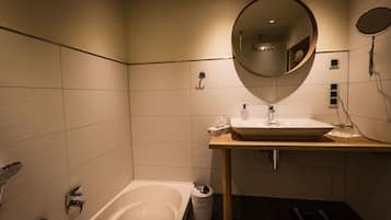 Rumah, 2 kamar tidur (2 Etagen) | Kamar mandi | Bathtub dan shower terpisah, pengering rambut, handuk, dan sabun