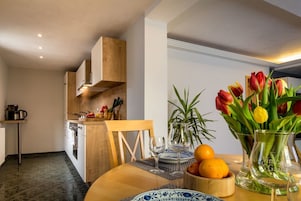 Casa, 2 habitaciones (2 Etagen) | Cocina privada | Frigorífico grande, microondas, horno y placa de cocina