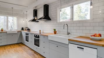 Großer Kühlschrank, Mikrowelle, Ofen, Herdplatte