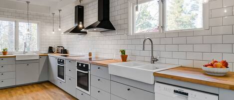 Een koelkast/vriezer, een magnetron, een oven, een kookplaat