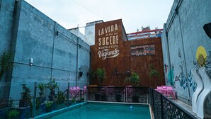Una piscina al aire libre, tumbonas