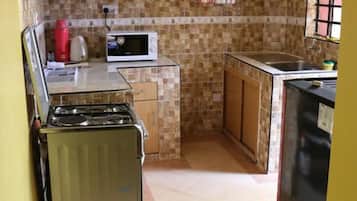 Apartment, 2 Bedrooms | Shared kitchen | Fridge, microwave, oven, stovetop