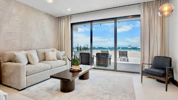 Beachfront 2 Bedroom Suite | Roupas de cama premium, edredons de pluma, camas com colchões pillow-top